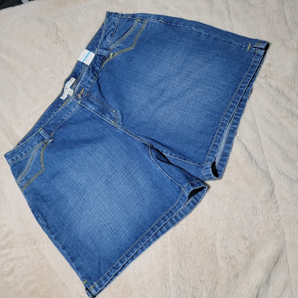 Tommy Hilfiger Denim Shorts Dark Wash Stitch Details Size 20  NEW